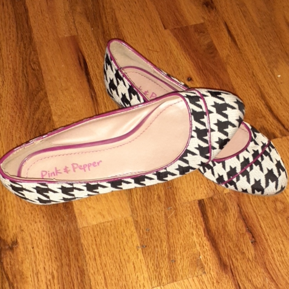 Size 8 Houndstooth pattern flats. Barely worn.